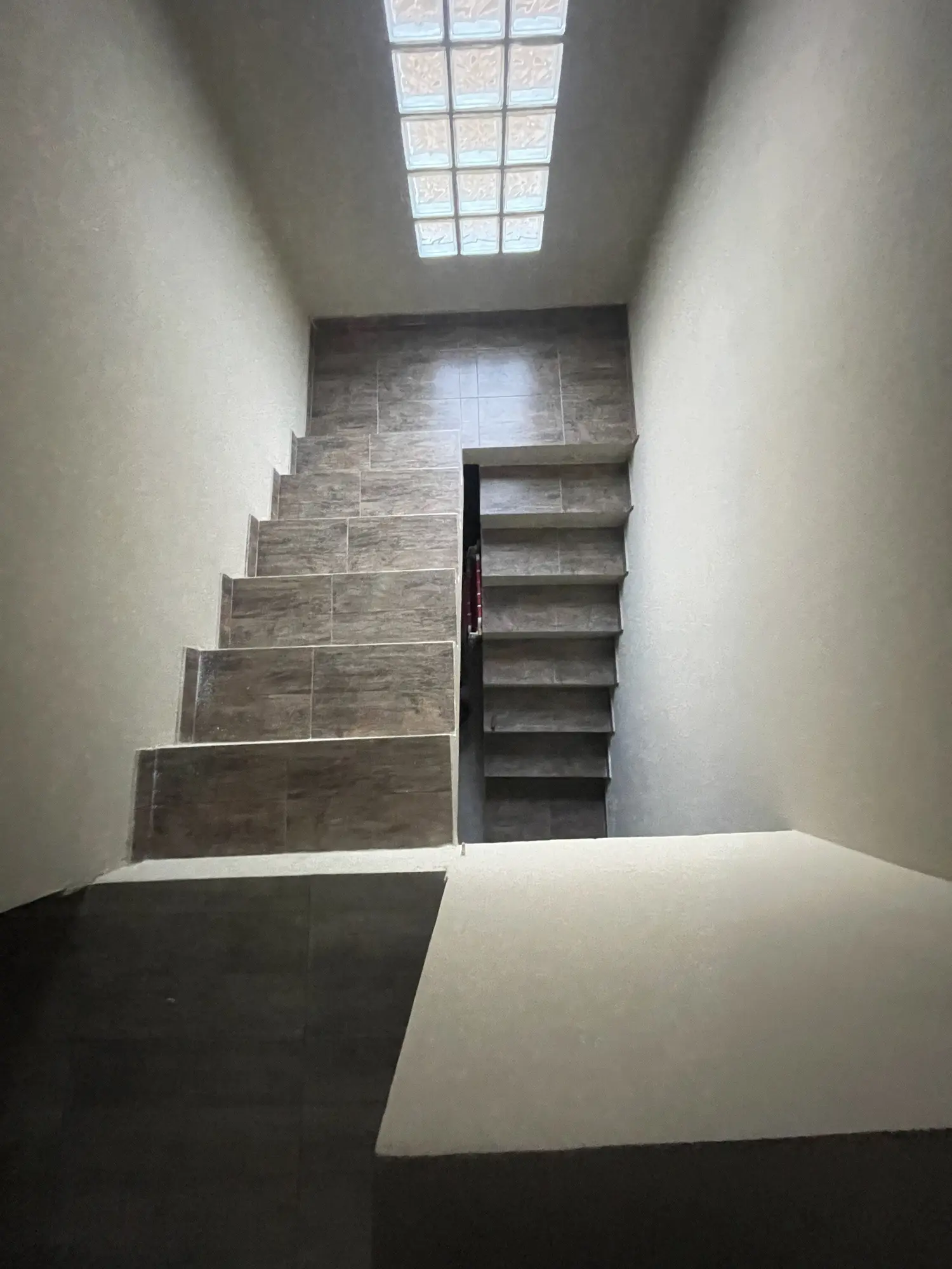 Escalera interior antes de instalar las barandas y los pasamanos