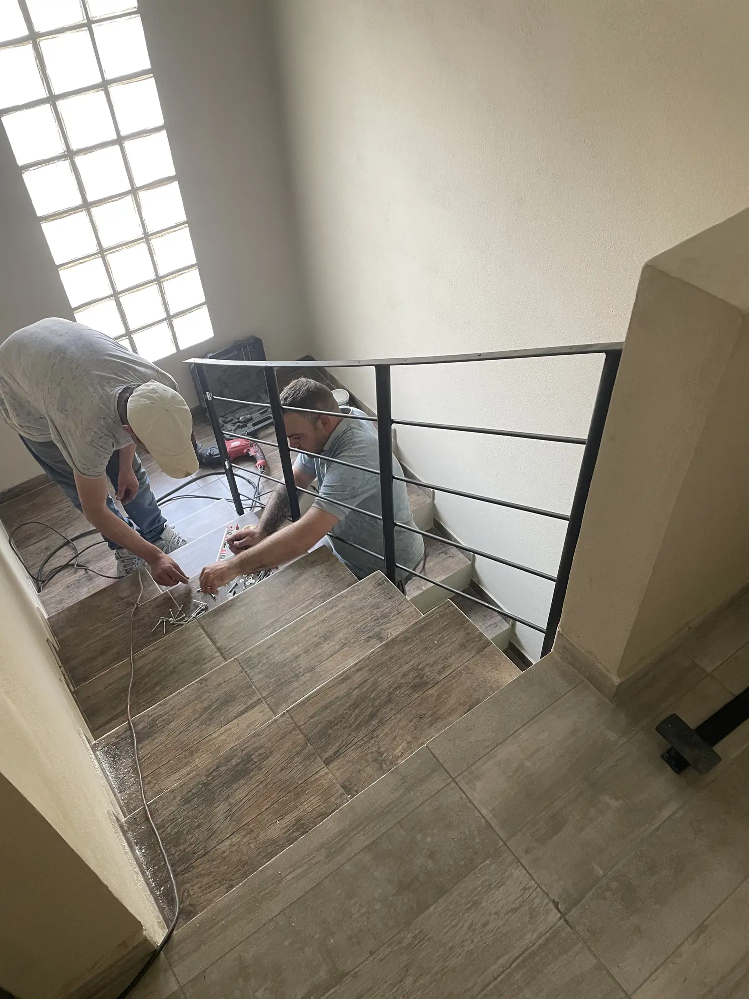 Instalación de un paño metálico en uno de los tramos de la escalera