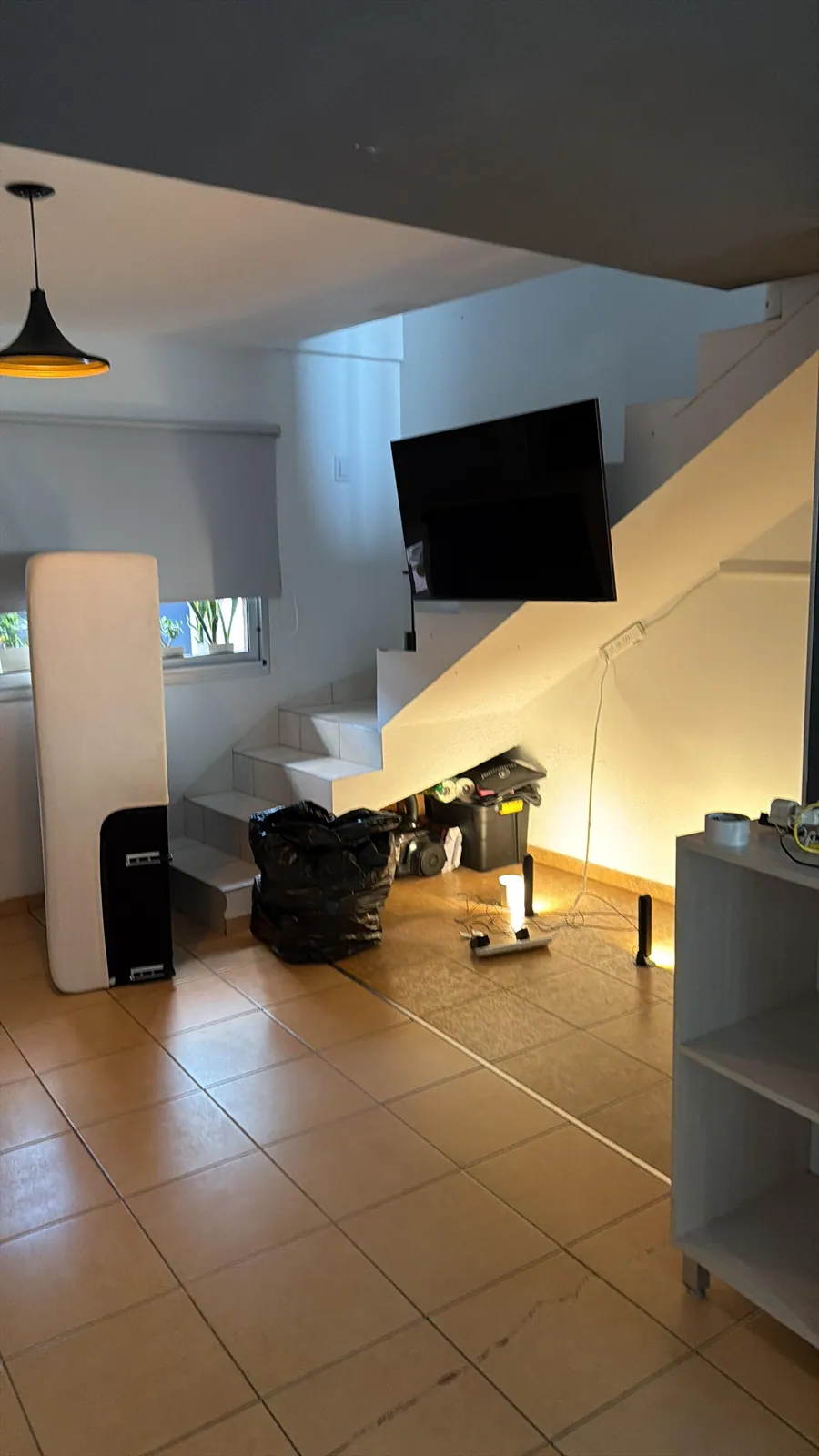 Escalera y sector de TV antes de la remodelación