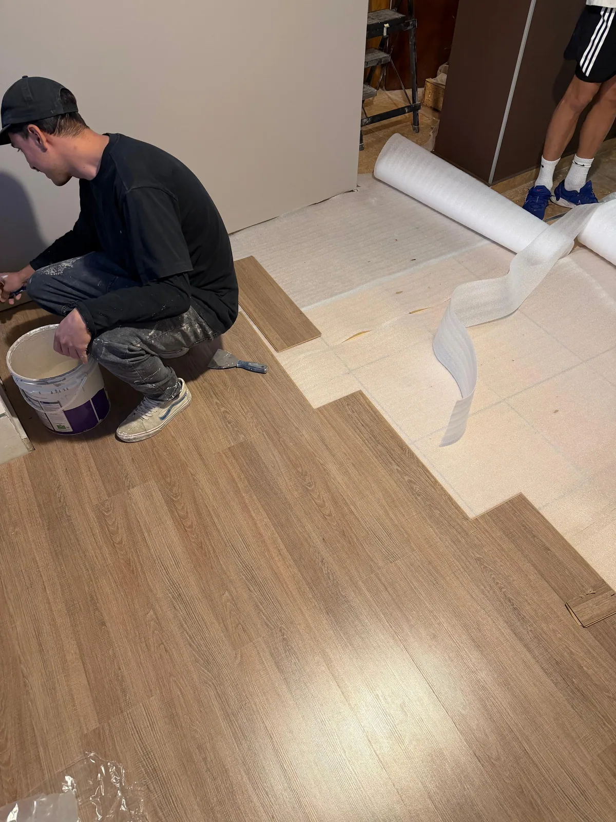 Colocación del piso flotante durante la remodelación