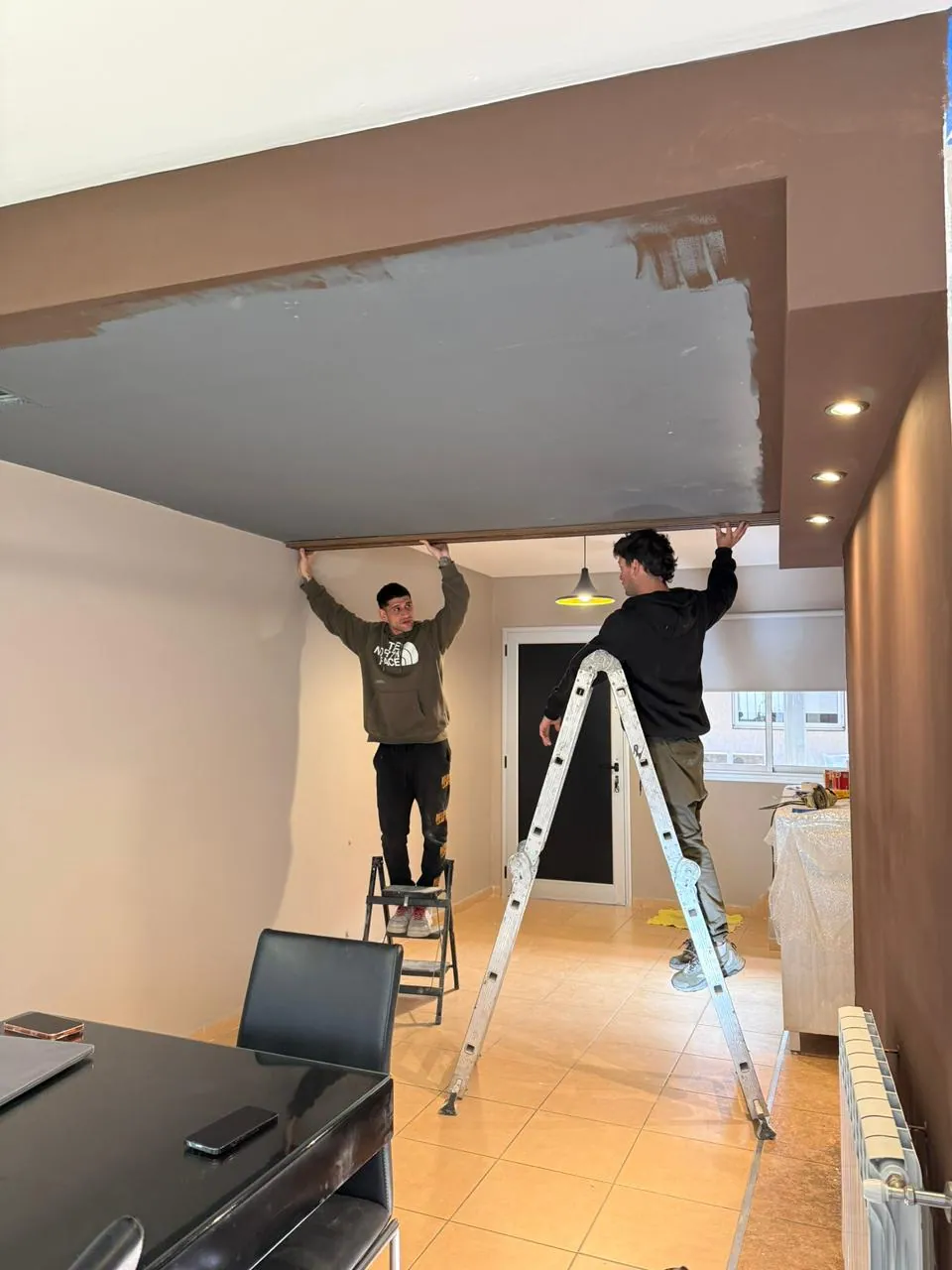 Trabajo de terminación en el cajón del cielorraso