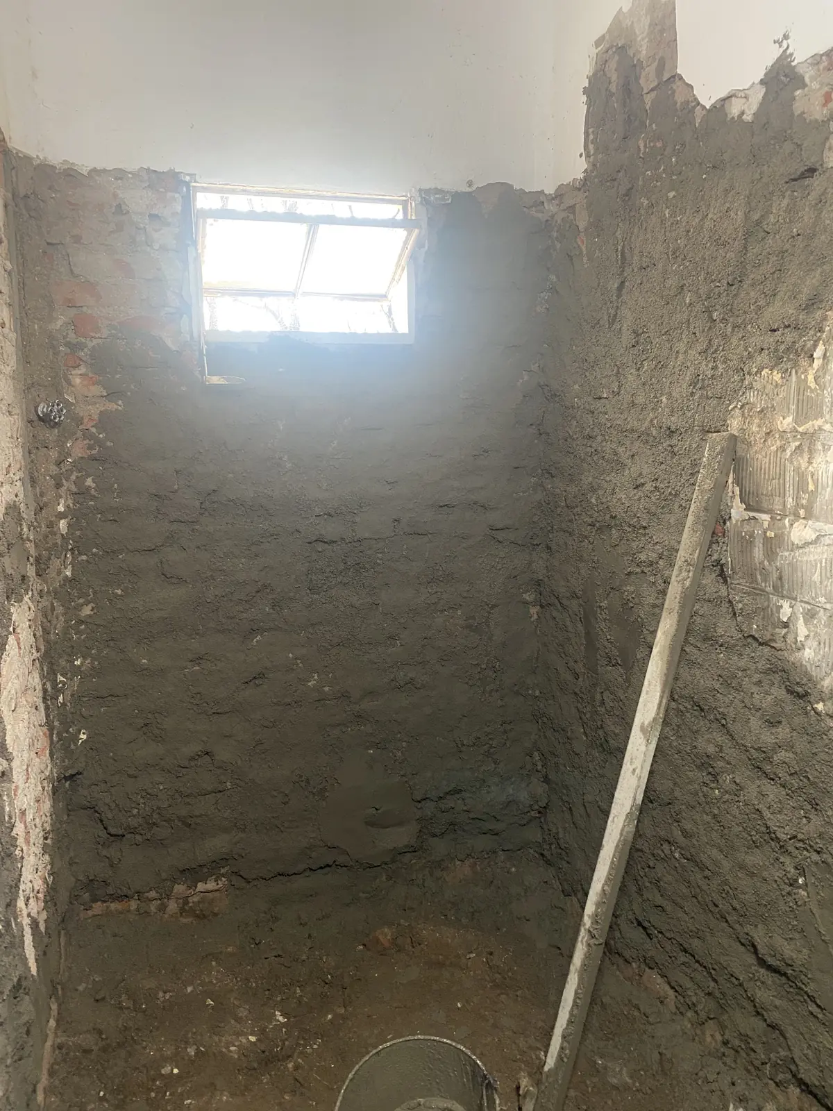 Baño de Casa Cabalango en obra abierta, con paredes y mampostería expuestas