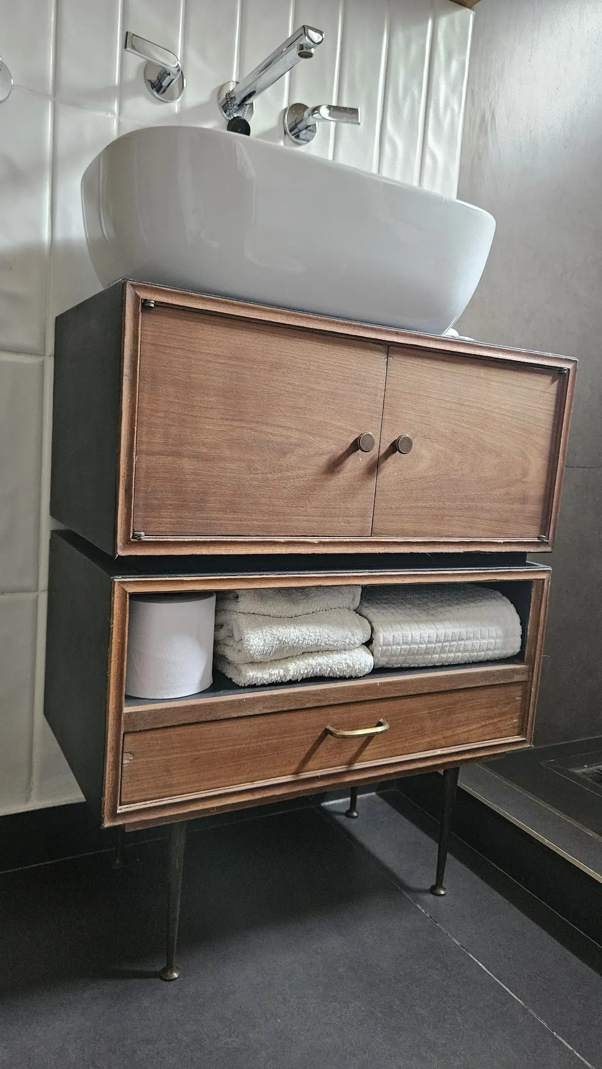 Mueble de baño de Casa Cabalango con guardado abierto y cerrado