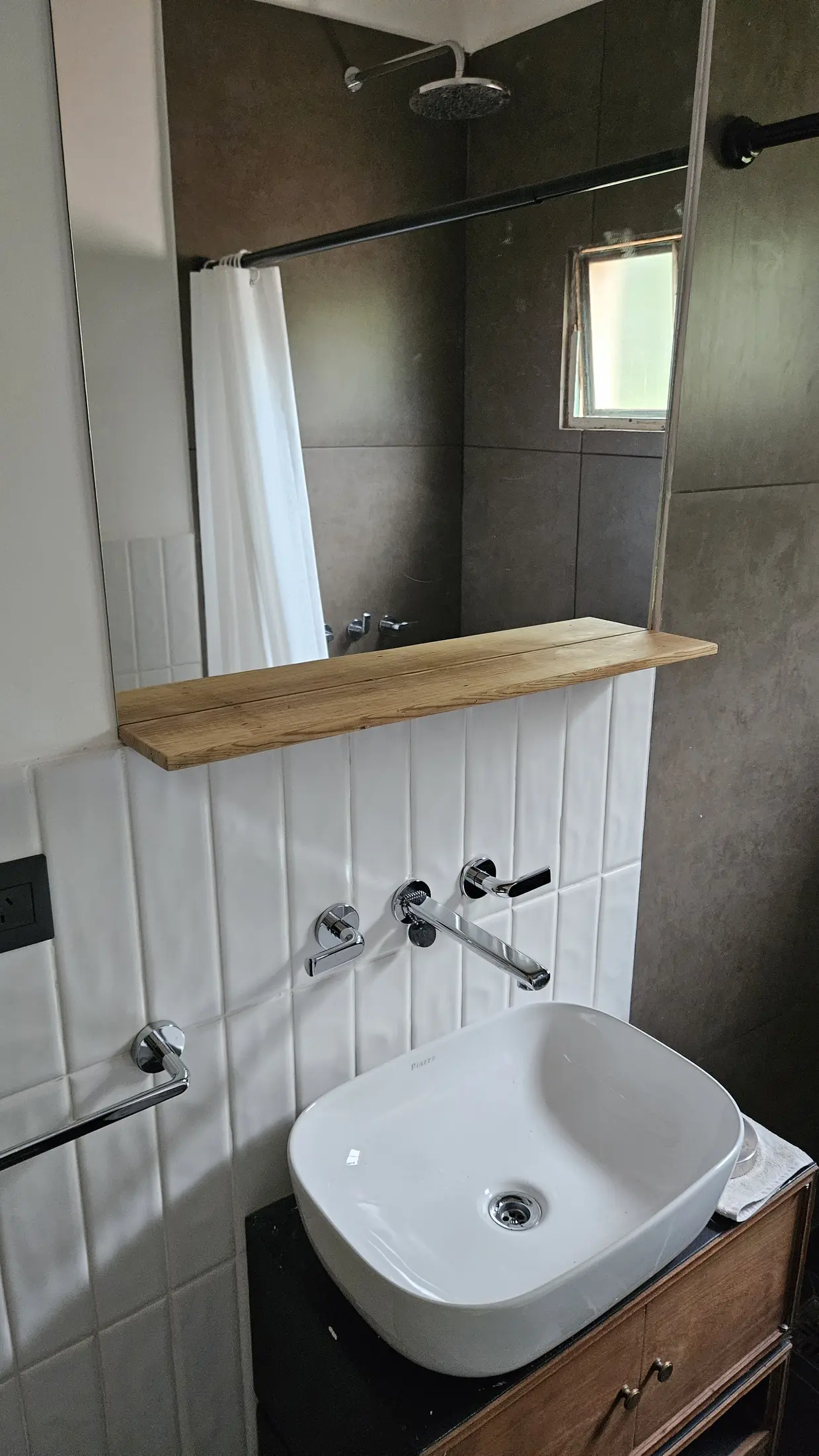Baño de Casa Cabalango terminado, con bacha, espejo y sector de ducha