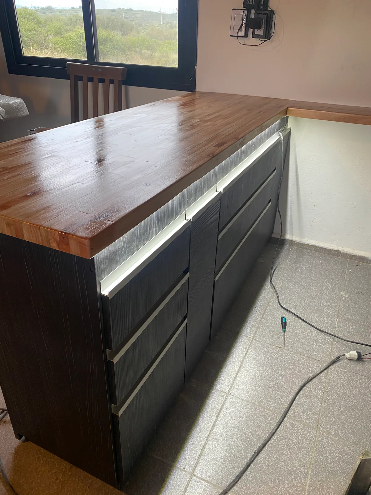Cajoneras y mesada de madera durante los ajustes finales de Cocina Carly