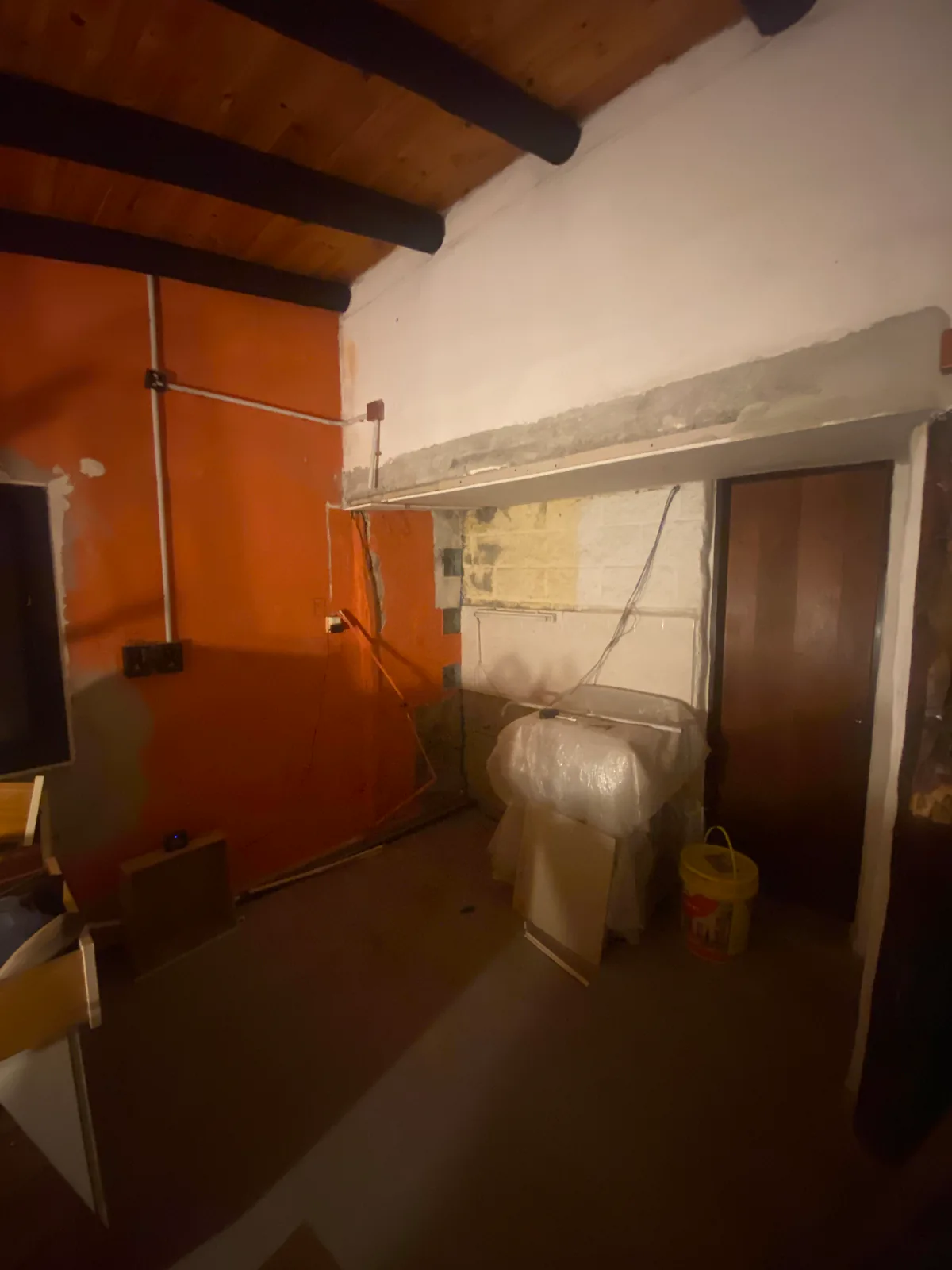 Cocina Carly durante la obra con instalaciones y muros expuestos