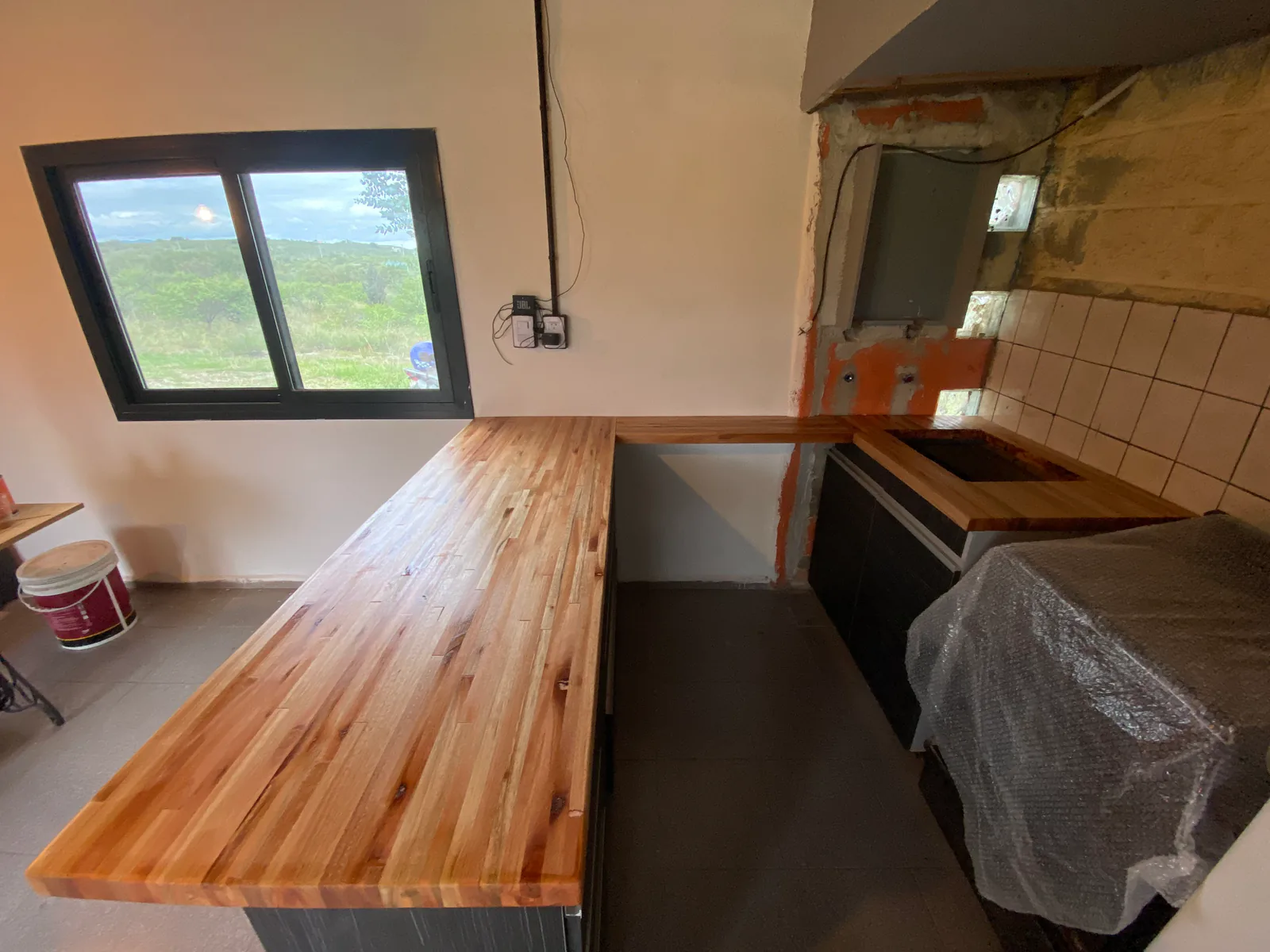 Mesadas de madera de Cocina Carly durante su instalación y terminación