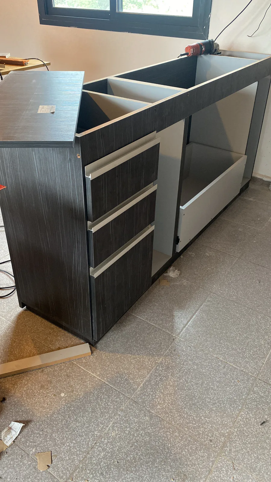 Módulo de Cocina Carly durante el armado de cajoneras y espacios de guardado