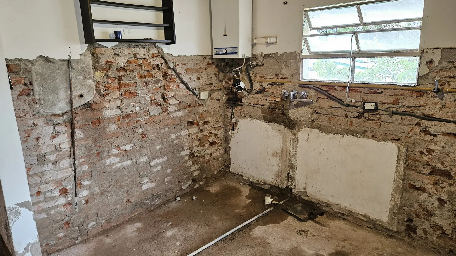 Cocina de Casa Cabalango durante la demolición, con mampostería expuesta