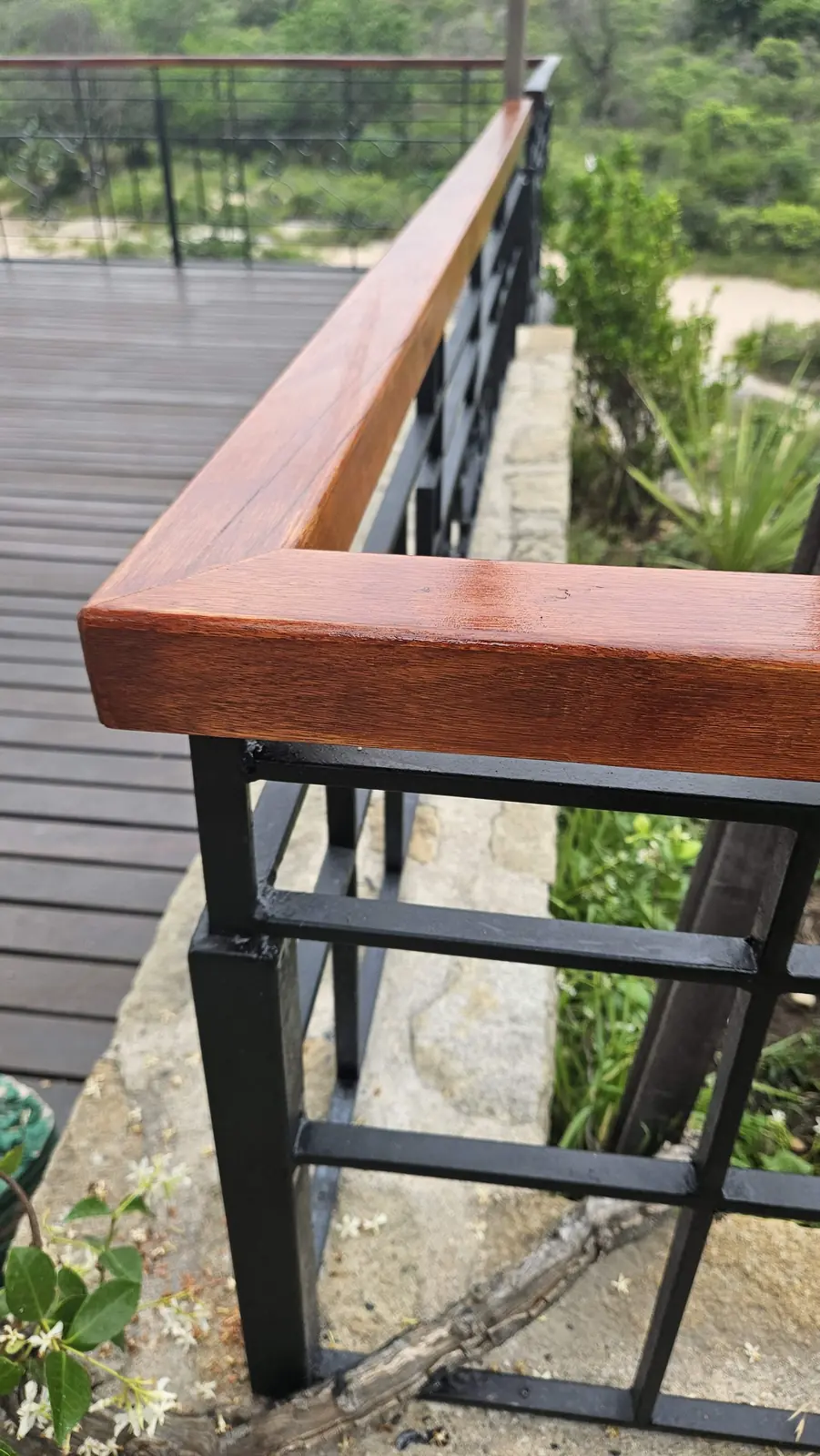 Detalle del encuentro entre dos tramos del pasamanos de madera