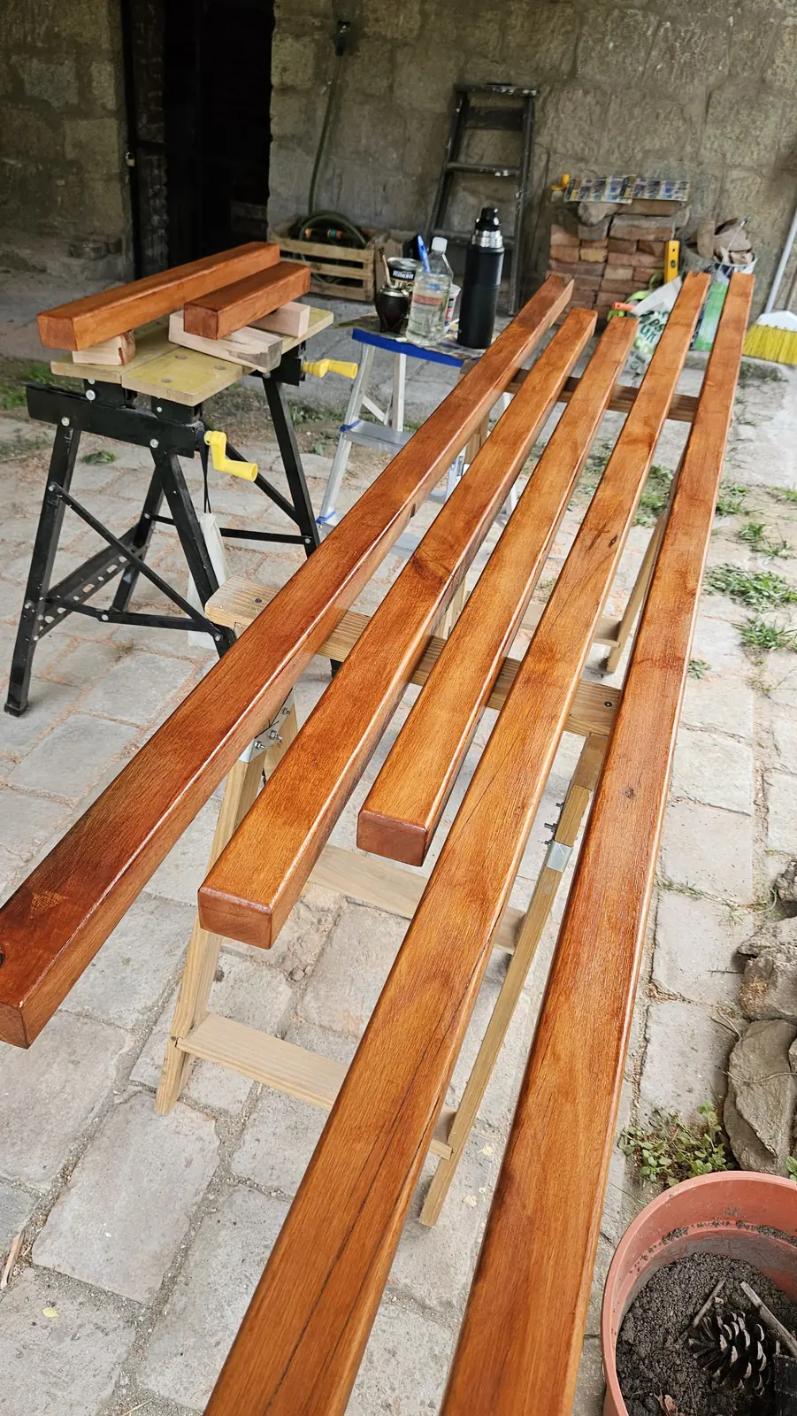 Piezas de madera preparadas antes de instalar los pasamanos