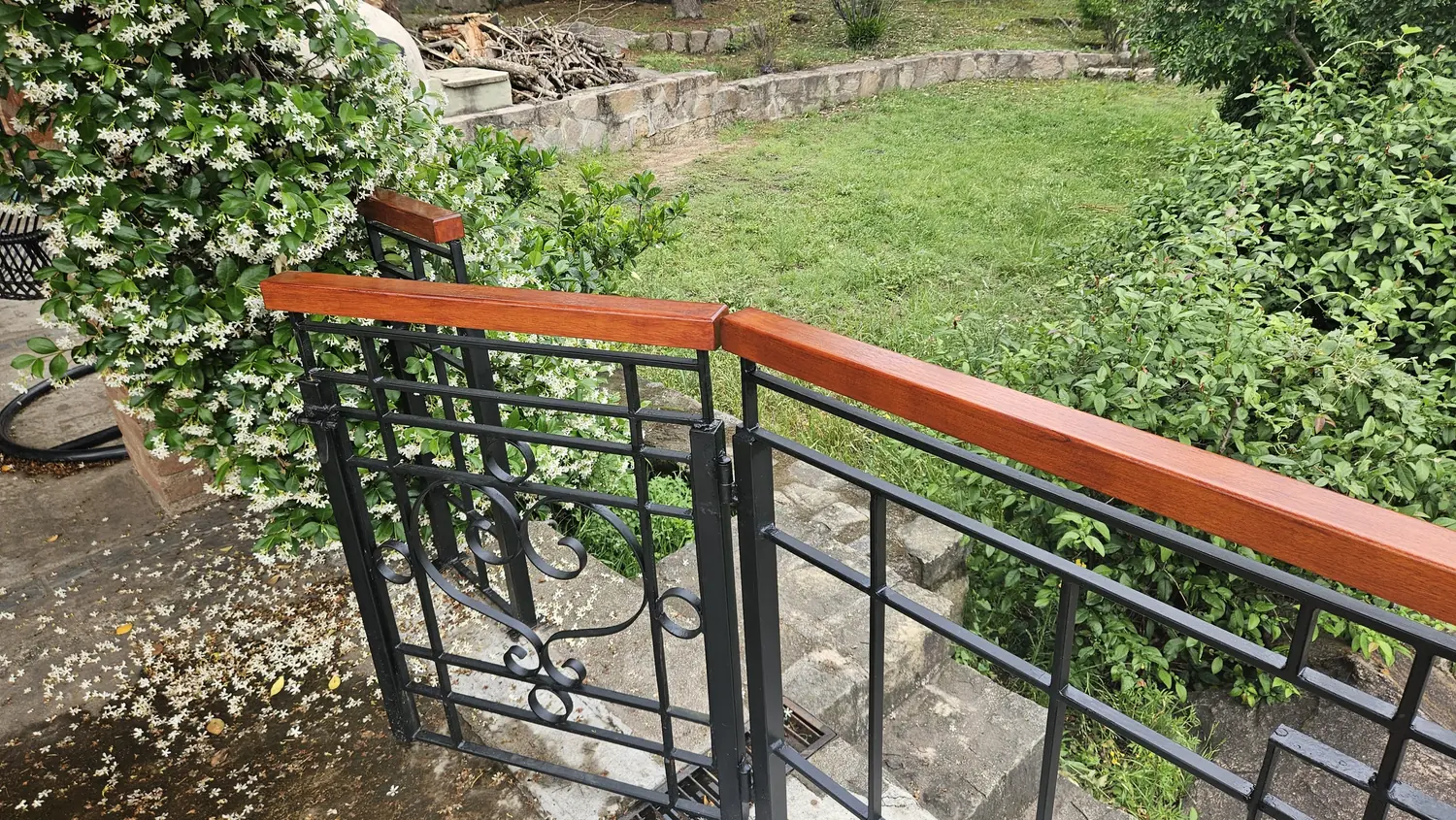 Pasamanos de madera instalado a medida
