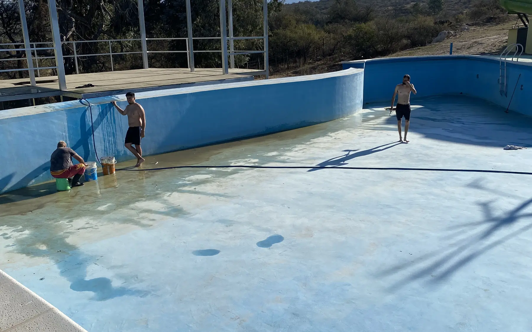 Pileta vacía durante la preparación de fondo y muros
