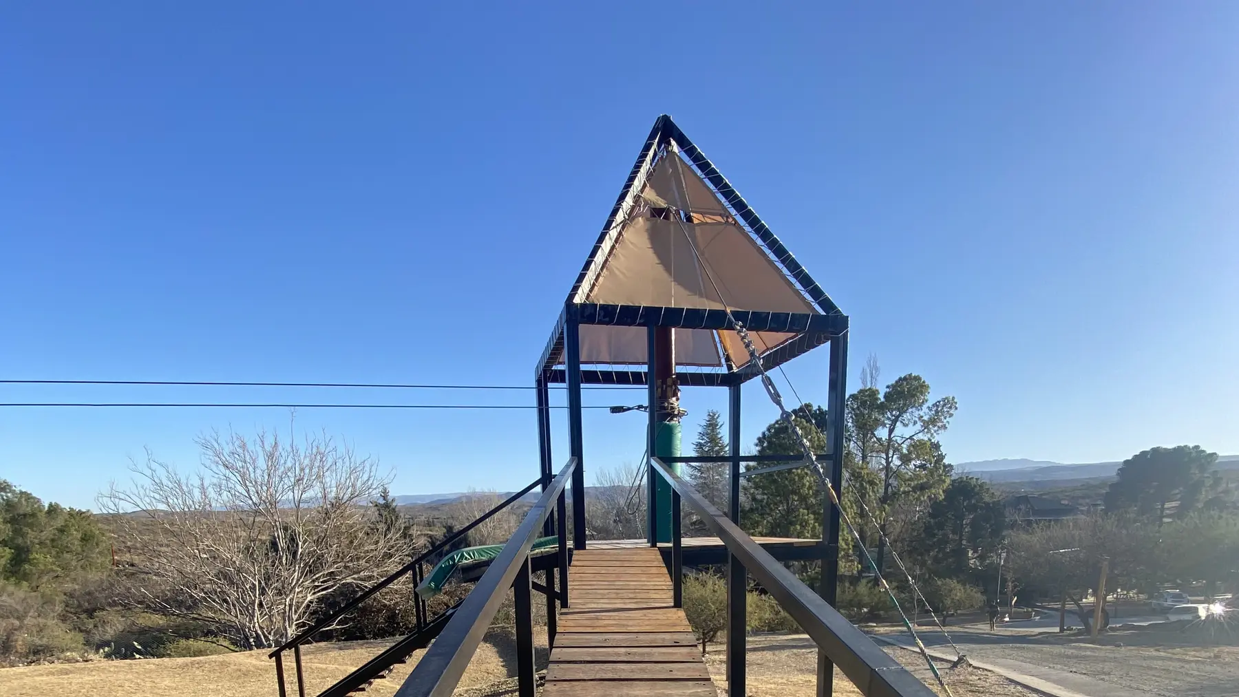 Plataforma elevada y pasarela de madera de un circuito de tirolesa