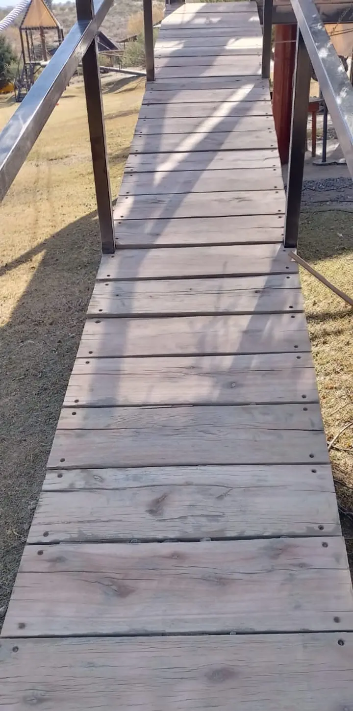 Detalle del entablonado de madera de una pasarela de acceso